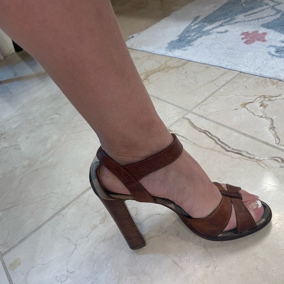 Burberry
Novacheck Platforms
Size: US 8 Regular (M, B) - Picture 5 of 10